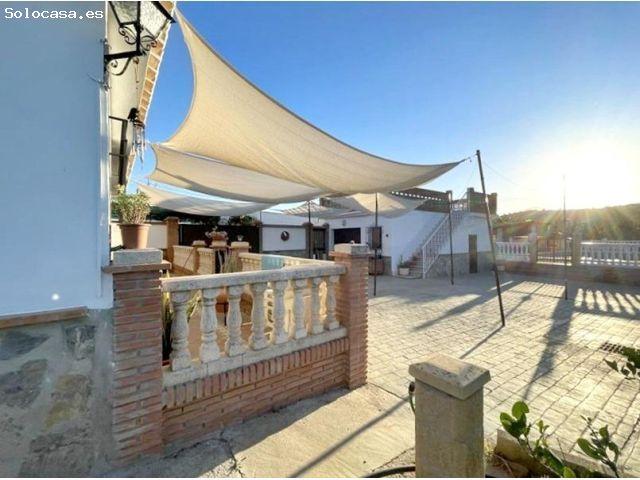 Exclusiva finca con huerta de limoneros y licencia turística en Álora