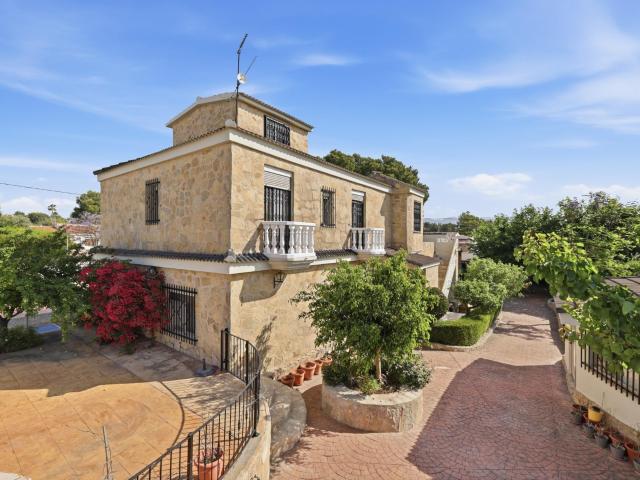 EXCLUSIVA FINCA CON PISCINA Y PISTA DE TENIS PRIVADA EN LA POBLA DE VALLBONA