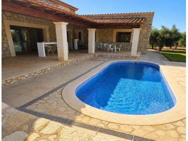 Exclusiva finca de estilo mediterráneo con piscina