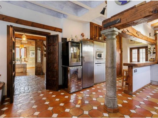 Exclusiva Finca Histórica en Belicena – Espacio, Encanto y Oportunidades