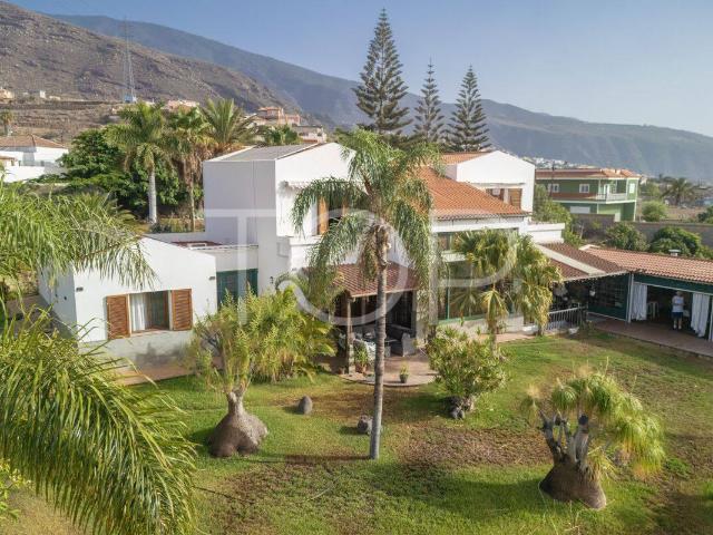 Exclusiva casa señorial con vistas al mar, gran parcela y potencial urbanístico en Candelaria, Tenerife Sureste