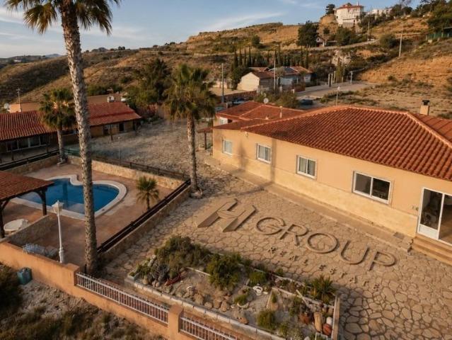 EXCLUSIVA FINCA MULTIFAMILIAR CON 4 VIVIENDAS INDEPENDIENTES, 2 PISCINAS Y LICENCIA DE CASA RURAL