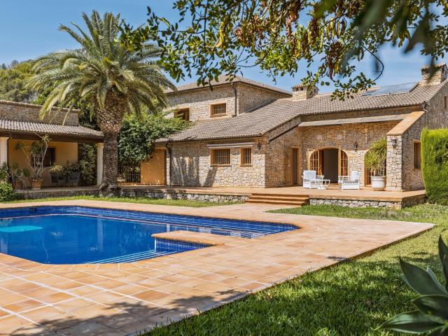Exclusiva finca señorial con arquitectura mallorquina tradicional en La Sella Entre Dénia y Jávea