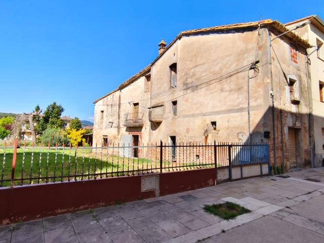 Exclusiva finca para desarrollar dos casas independientes de diseño Cornellà de Terri
