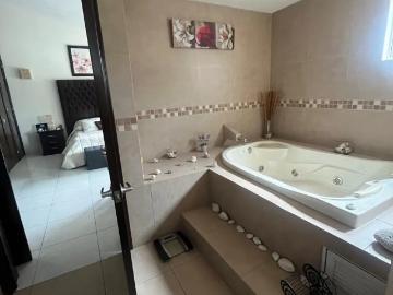 ¡Exclusiva Joya en Club de Golf La Hacienda: Lujo, Golf y Vida Premium por Solo $7.7M!
