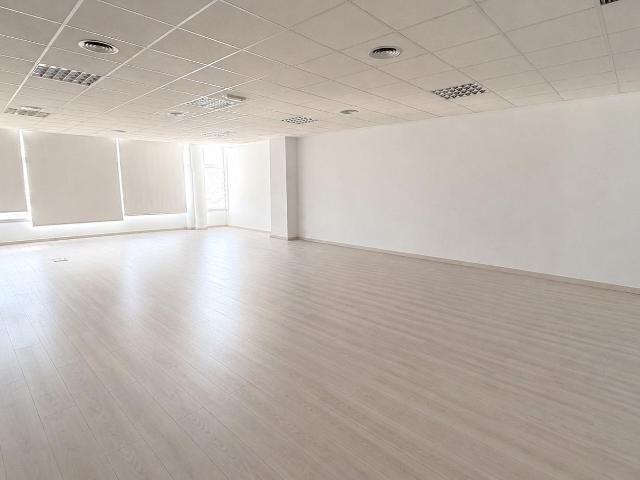 EXCLUSIVA OFICINA REFORMADA CON GRANDES VISTAS A LA SIERRA