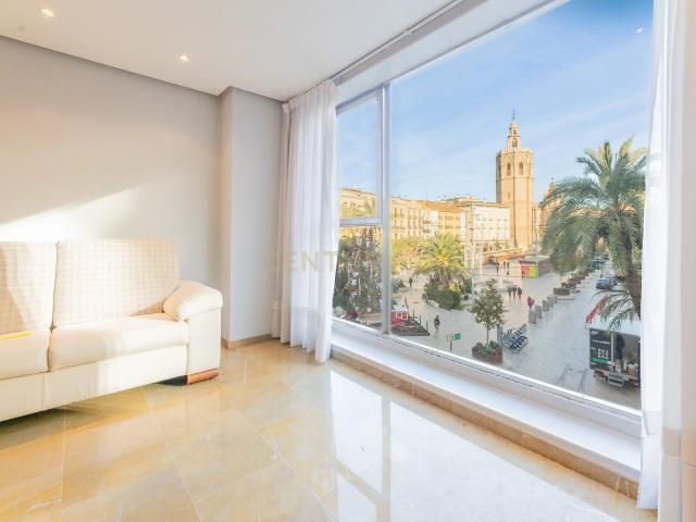 Exclusiva oportunidad en el corazón de Valencia: se vende una magnífica vivienda de 166 m² construidos situada en una segunda planta de un edificio señorial con ascensor, en plena Plaza de la Reina, con vistas frontales e inigualables a la Catedral de Valencia y a toda la plaza