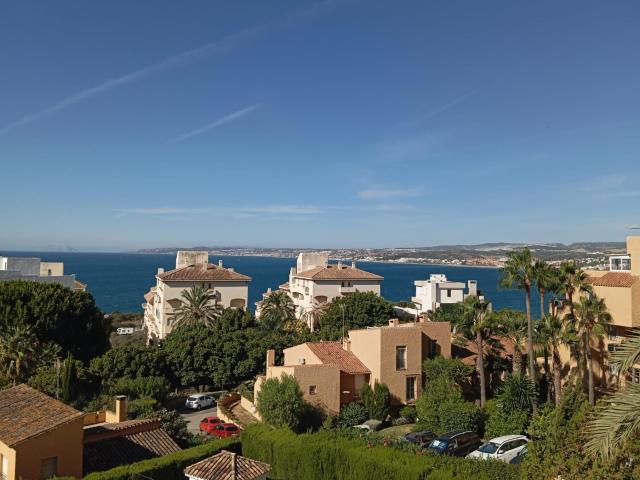 Piso en venta en Puerto Estepona con vistas al mar y orientación sur