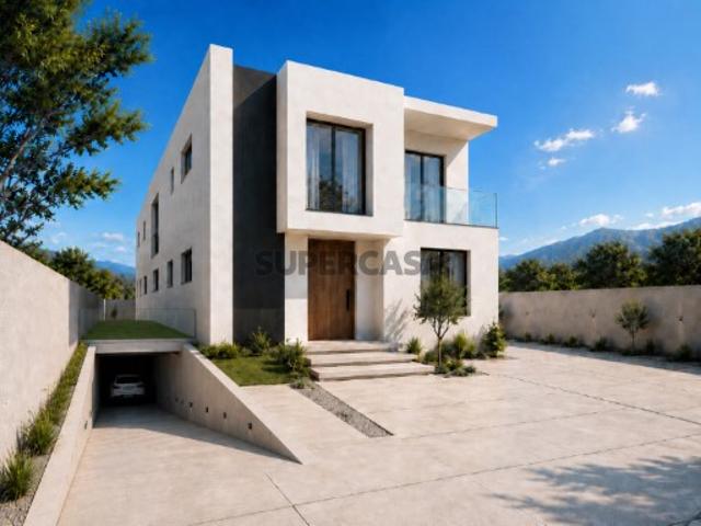 Exclusiva Moradia T3 com Piscina e Rooftop na Linha de Cascais