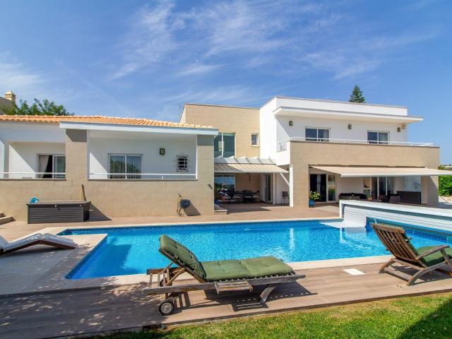 Exclusiva Moradia T4 com Piscina Aquecida e Vista Mar Patr. 266m² Albufeira e Olhos de Água