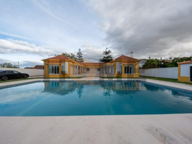 Exclusiva Moradia T4 com Piscina em Lote de 1.850 m² Benfica do Ribatejo