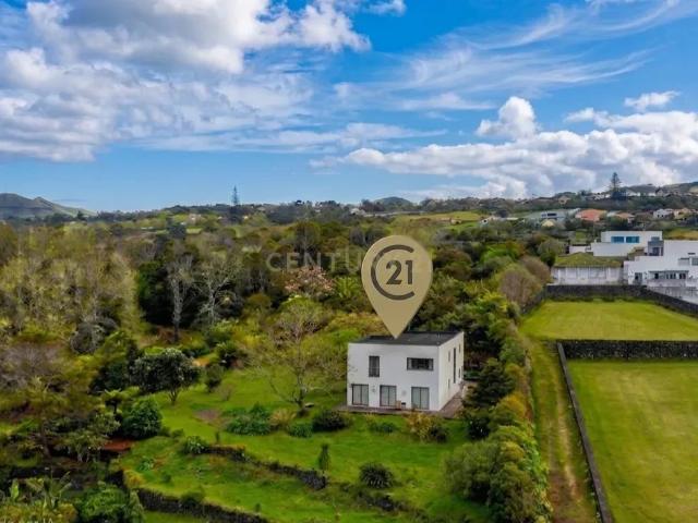Exclusiva Moradia T4 na Costa Norte de São Miguel Capelas