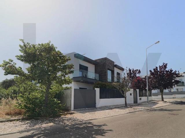 Exclusiva Moradia T6 Independente com Jardim e Piscina