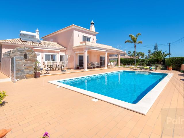 Exclusiva Moradia V4 com Vista Mar e Piscina | Localização Privilegiada em Porches