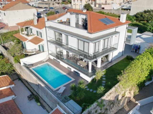Exclusiva Moradia V4 de Luxo com Piscina e Vista Panorâmica para a Praia do Norte