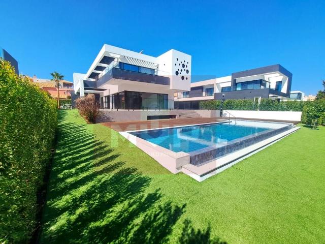 Exclusiva Moradia de 3 pisos frente Golfe com 4 suites 193m² Quarteira