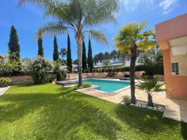 EXCLUSIVA MORADIA DE LUXO TÉRREA COM PISCINA NA VERDIZELA