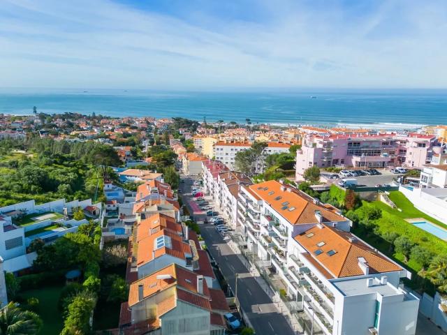 Exclusiva Moradia na Parede com Vista de Mar e Apartamento T1 Independente