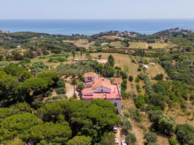 Exclusiva masía histórica con vistas al mar y más de 6,4 hectáreas de terreno en el Maresme