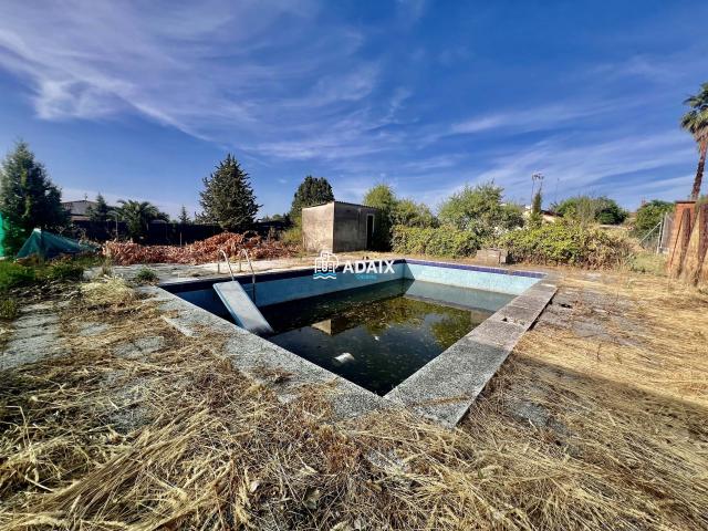 ¡Exclusiva Parcela de 1330 m² con Luz y Agua de Red en Las Arenas de Malpartida!