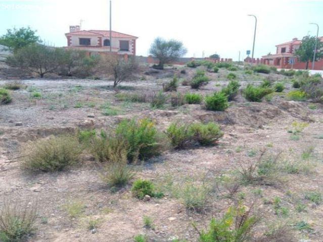 Exclusiva parcela en esquina con vistas panorámicas a Sierra Nevada