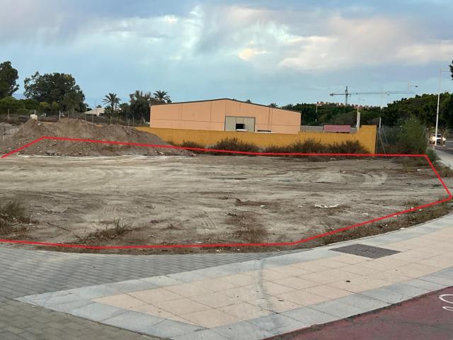 Exclusiva parcela en esquina de 849 m2 junto al Golf de El Toyo
