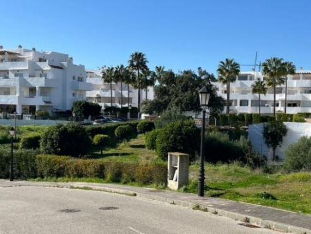 EXCELENTE PARCELA EN GOLF LA RESINA – ESTEPONA