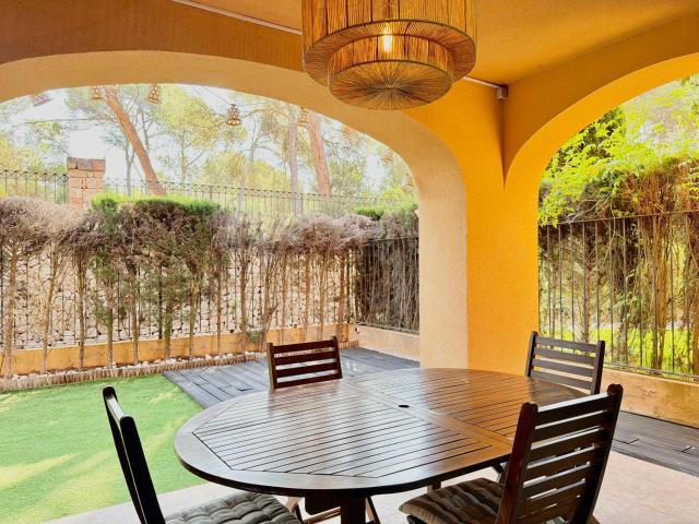 Exclusiva planta baja en alquiler temporal con gran terraza, piscina y parking en Puig de Ros