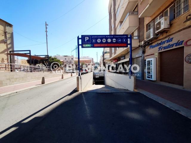 Exclusiva plaza de aparcamiento en el centro de Guardamar del Segura, Alicante, Costa Blanca