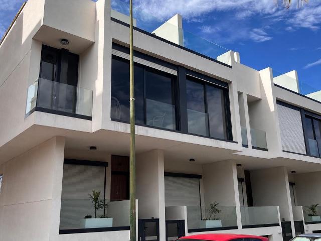 Exclusiva promoción de solo 10 adosados de obra nueva, ubica. 164m² Guía de Isora