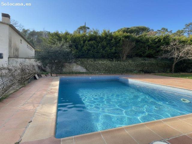 Exclusiva propiedad con piscina, 5 habitaciones y licencia turística en Sant Llorenç de la Muga