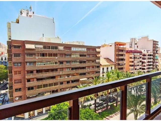 Exclusiva Propiedad en el Corazón de Alicante: Oportunidad Única