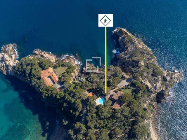 Exclusiva propiedad situada sobre un gran terreno privado de. 400m² Tossa de Mar