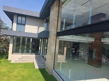 Exclusiva residencia a estrenar, equilibrio perfecto entre elegancia y confort en Rancho San Juan