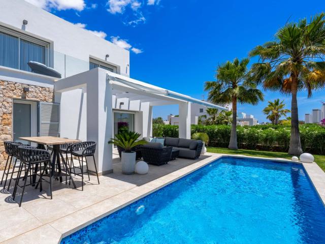 Exclusiva residencia con piscina y jardín en una codiciada zona residencial