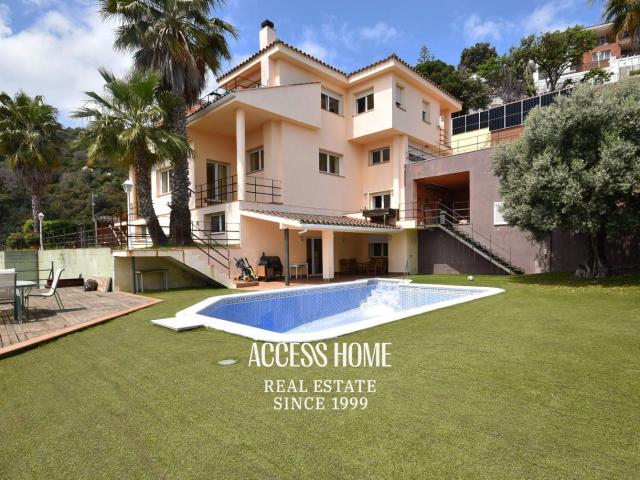 Exclusivo chalet independiente con vistas panorámicas a mar. 772m² Badalona