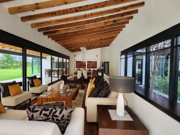 EXCLUSIVA RESIDENCIA EN VENTA EN RANCHO SAN FRANCISCO EN UN SOLO NIVEL Y RODEADA DE JARDIN