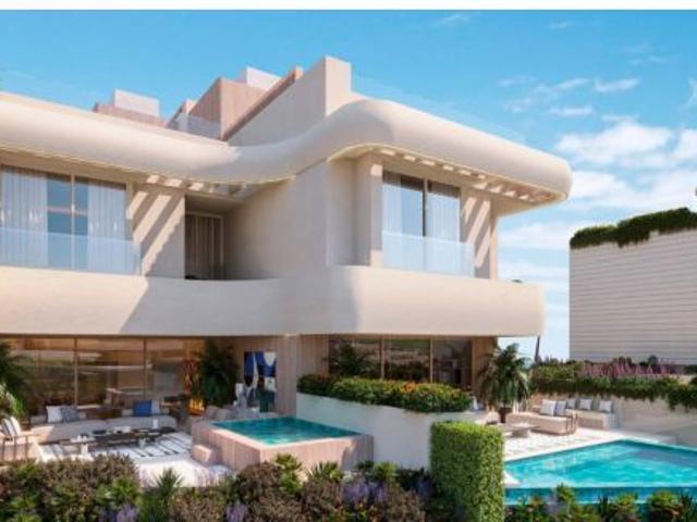 Exclusiva residencial ubicada en primera línea de playa en Las Chapas, Marbella