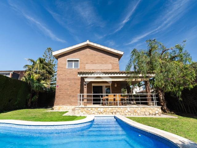 Exclusiva vivienda completamente reformada con un cuidado di. 240m² Tarragona