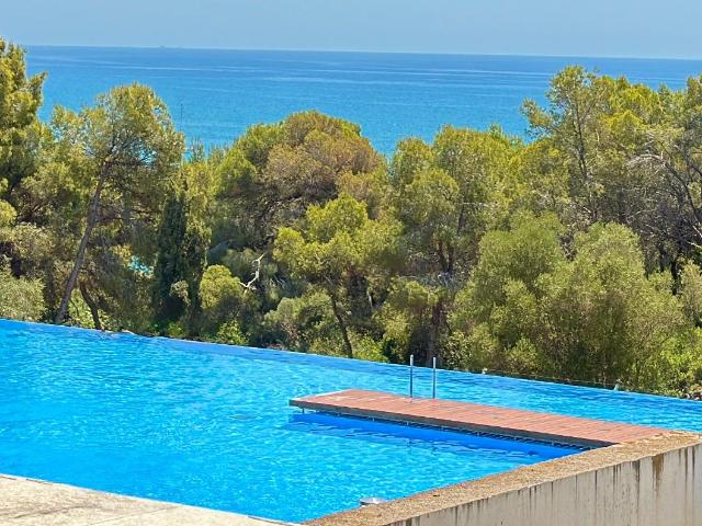 Exclusiva vivienda con gran terraza privada, dos plazas de parking y trastero en una urbanización Premiun!