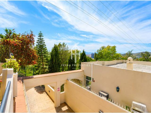 Exclusiva vivienda con jardín y grandes terrazas en Atalaya de Oletas, Málaga – A un paso del mar