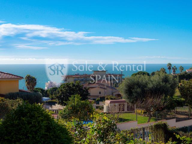 Exclusiva vivienda con licencia turística, situada en una de. 258m² Lloret de Mar