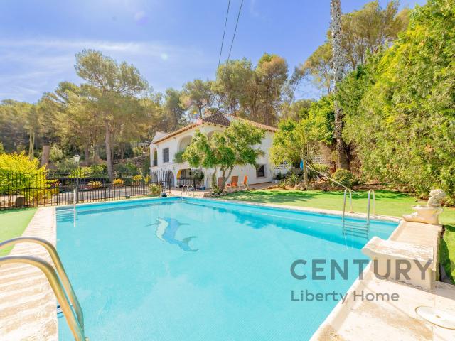 Exclusiva vivienda con piscina, jardín y vistas a la montaña