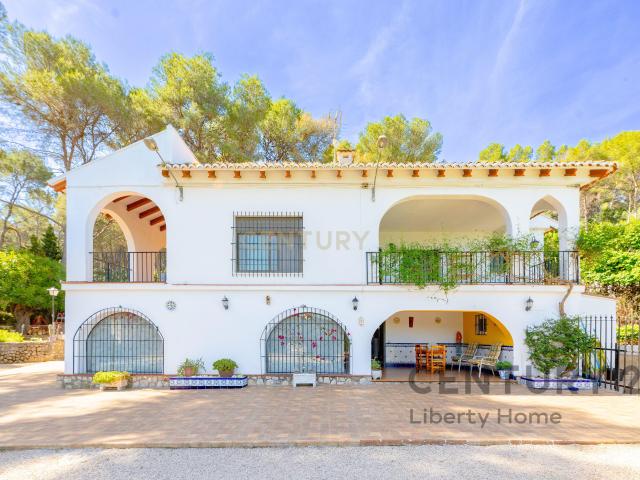 Exclusiva vivienda con piscina, jardín y vistas a la montaña