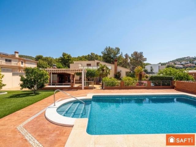 EXCLUSIVO CHALET CON PISCINA Y JARDÍN AL LADO DE SITGES