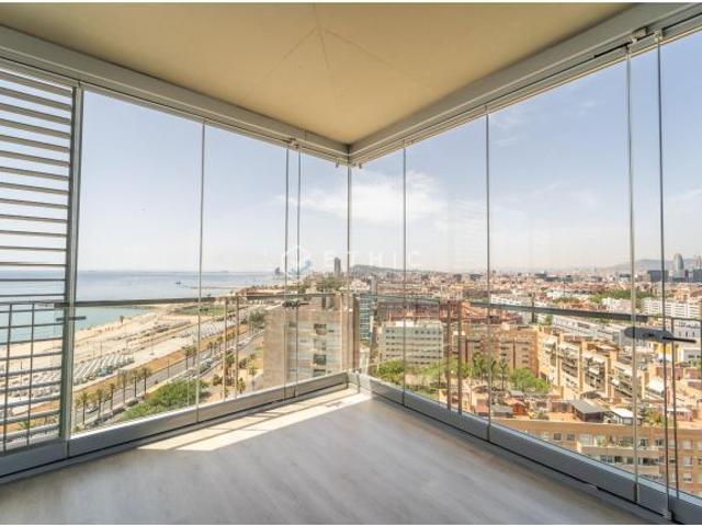 Exclusiva vivienda con vistas panorámicas a mar, ciudad y montaña en la privilegiada orientación sur
