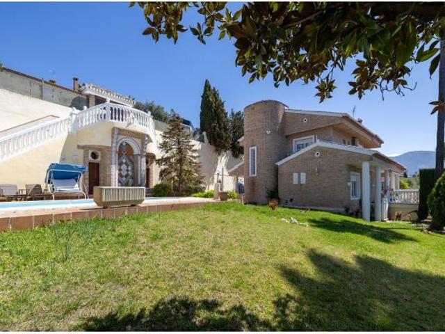 Exclusiva vivienda con vistas privilegiadas a Granada y la Sierra
