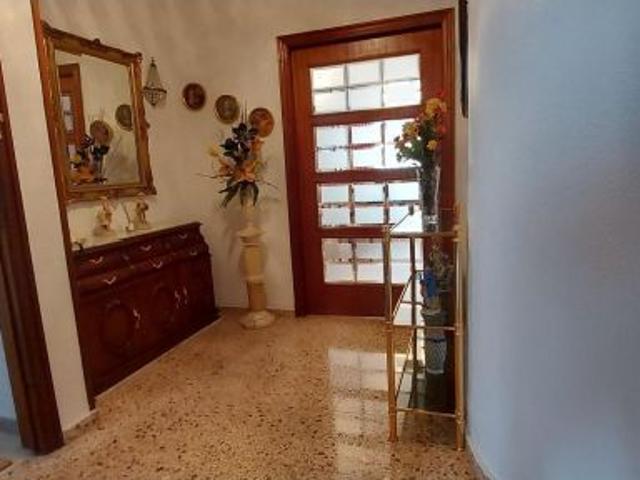 EXCLUSIVA, VIVIENDA CENTRICA CON CUATRO DORMITORIOS ORIENTACION SUR