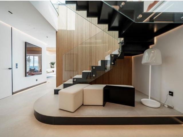 Exclusiva vivienda de alto nivel en planta baja con sótano, diseño contemporáneo y exclusivas zonas