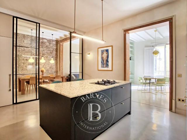 Exclusiva vivienda de diseño con 3 habitaciones en edificio histórico del Gòtic
